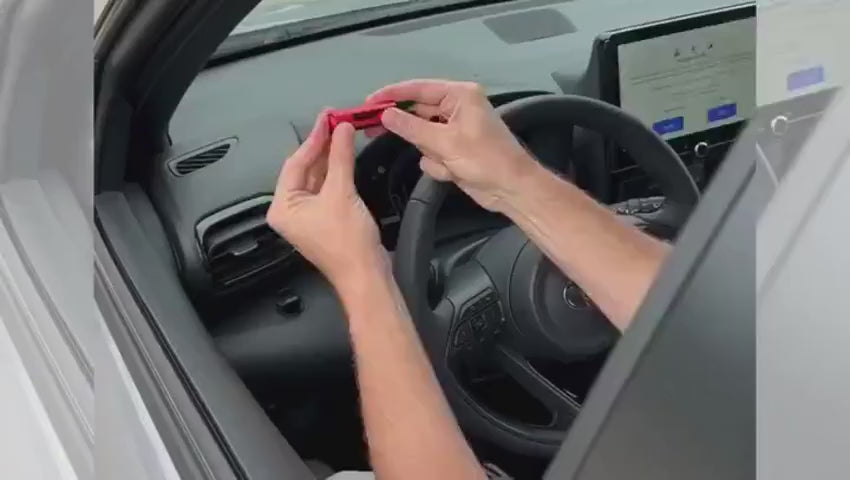 Charger la vidéo : &lt;p&gt;L’&lt;strong&gt;AutoGuard PRO &lt;/strong&gt;a été créé avec une mission simple : offrir un outil de sauvetage aux conducteurs du quotidien. Parce que lorsque le feu, la fumée ou l&#39;eau mettent votre famille en danger, vous devez avoir la possibilité de réagir et de sauver ceux qui comptent pour vous.&lt;/p&gt;